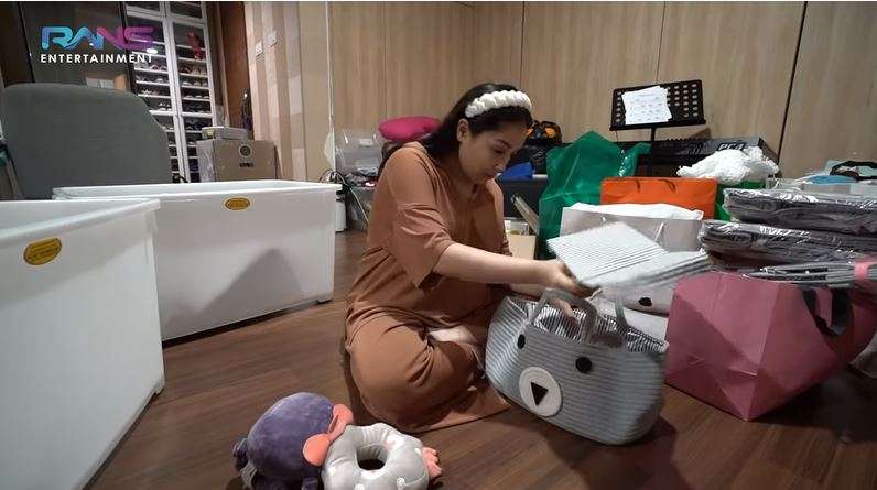 Jelang Lahiran, Nagita Slavina Sibuk Siapkan Perlengkapan Bayi, Harga Strollernya Bikin Syok!