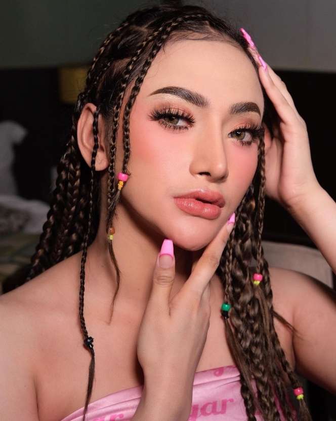 Dulu Terseret Kasus Prostitusi, Intip 8 Foto Terbaru Amel Alvi yang Makin Berani