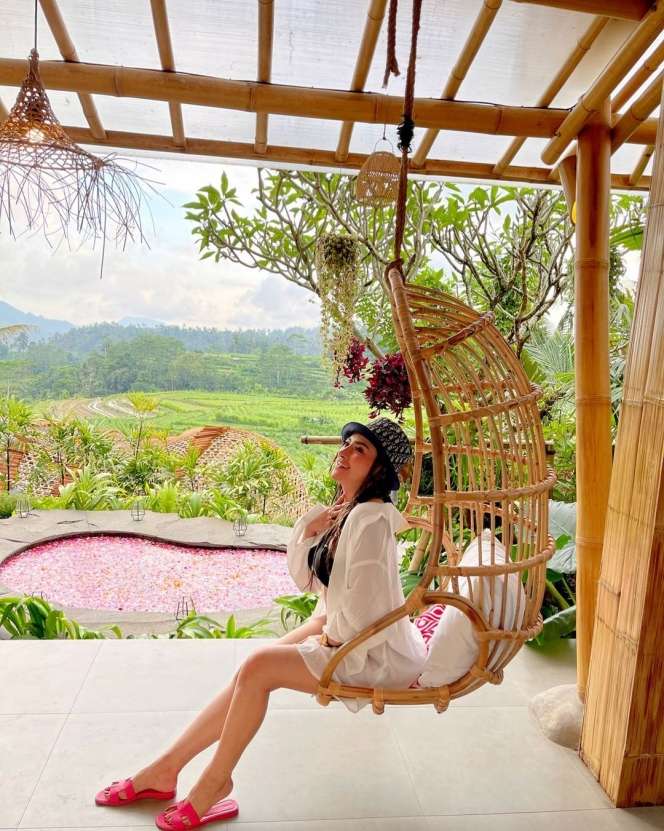 Dulu Terseret Kasus Prostitusi, Intip 8 Foto Terbaru Amel Alvi yang Makin Berani