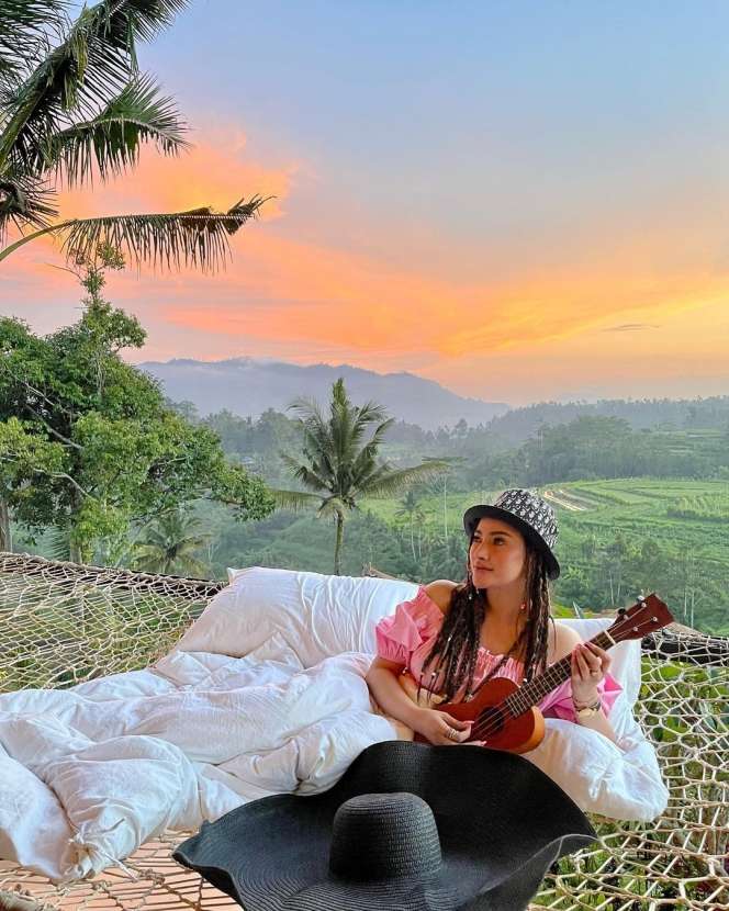 Dulu Terseret Kasus Prostitusi, Intip 8 Foto Terbaru Amel Alvi yang Makin Berani