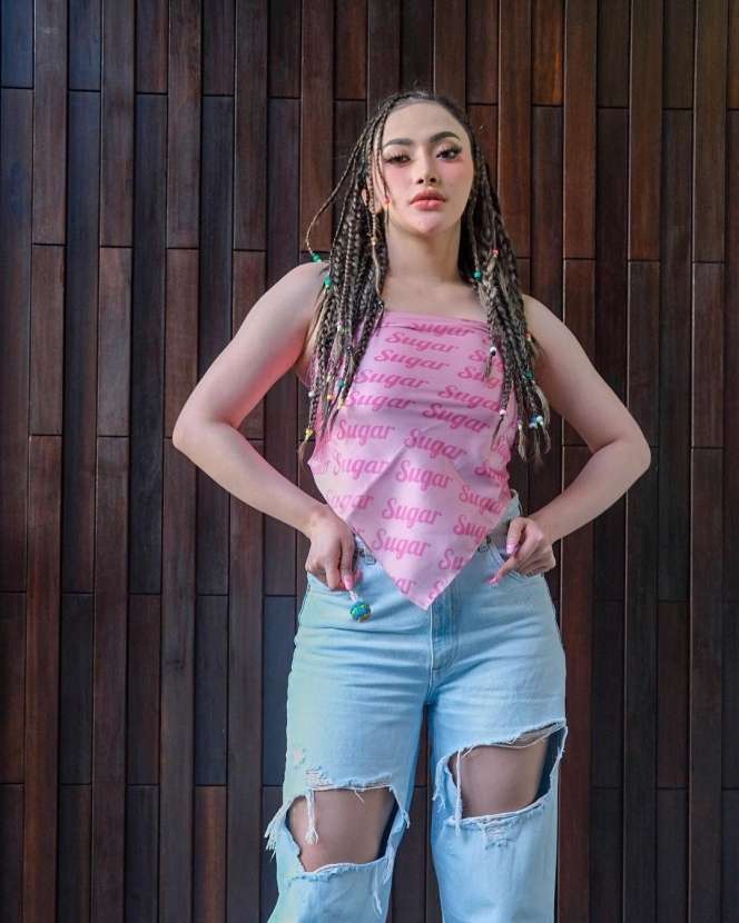 Dulu Terseret Kasus Prostitusi, Intip 8 Foto Terbaru Amel Alvi yang Makin Berani