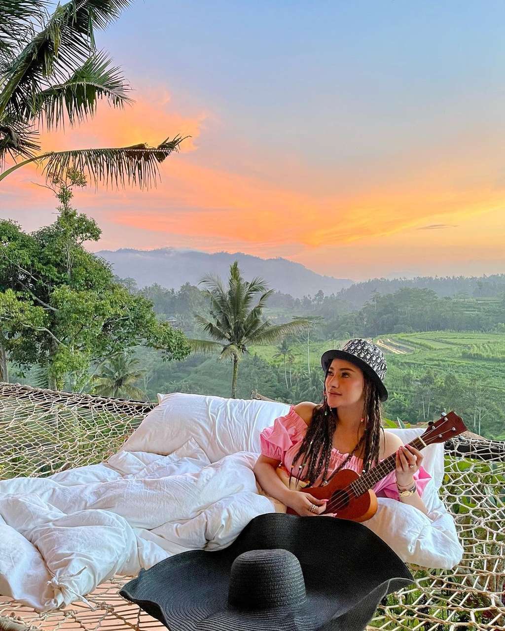 Dulu Terseret Kasus Prostitusi, Intip 8 Foto Terbaru Amel Alvi yang Makin Berani