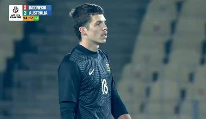 7 Potret Kemiripan Kiper Timnas Australia dengan Atta Halilintar, Plek Ketiplek!