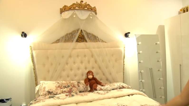 8 Potret Mewahnya Kamar Tidur Lucinta Luna, Wow Kasurnya Berlapis Emas!