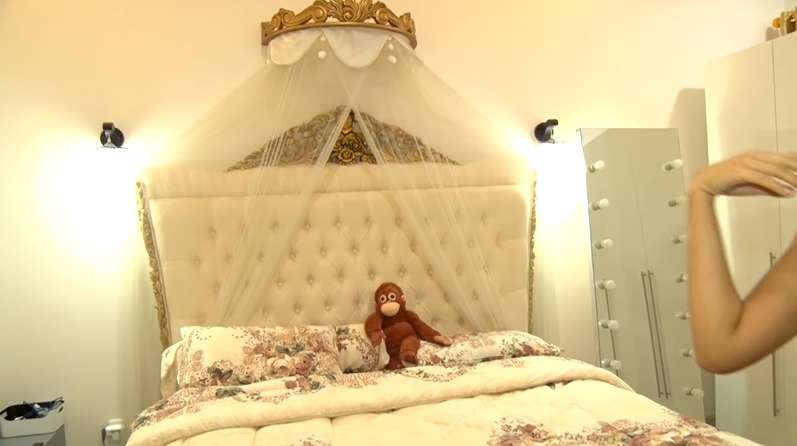8 Potret Mewahnya Kamar Tidur Lucinta Luna, Wow Kasurnya Berlapis Emas!