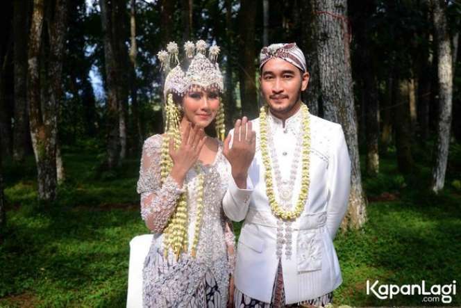 Foto Lawas 8 Host Dahsyat Saat Menikah, Gaya Ayu Ting Ting Jadi Sorotan!