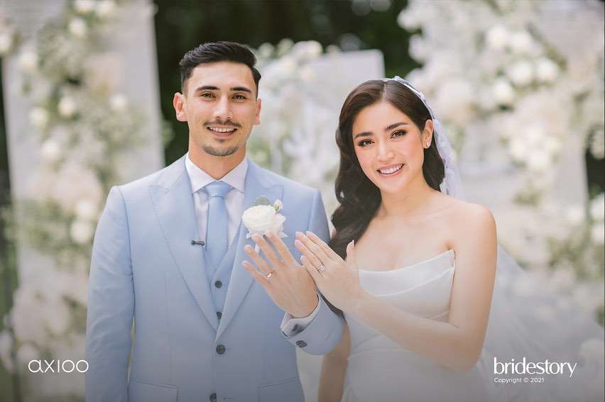 Foto Lawas 8 Host Dahsyat Saat Menikah, Gaya Ayu Ting Ting Jadi Sorotan!