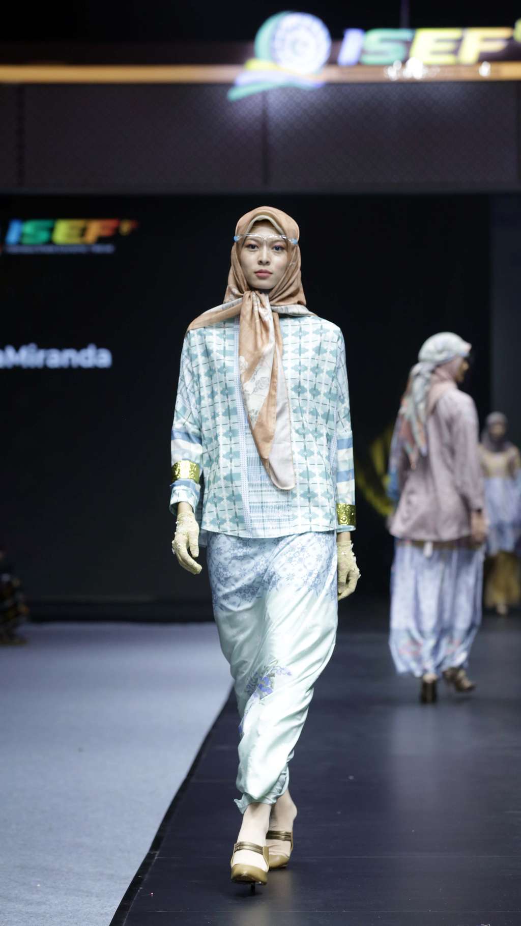 Keindahan Kain Tenun Sulawesi Selatan Jadi Inspirasi Ria Miranda di Koleksi Terbarunya