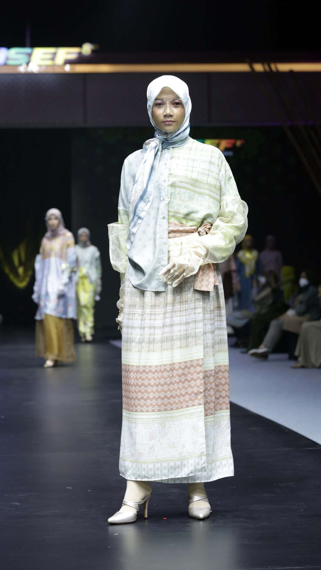 Keindahan Kain Tenun Sulawesi Selatan Jadi Inspirasi Ria Miranda di Koleksi Terbarunya