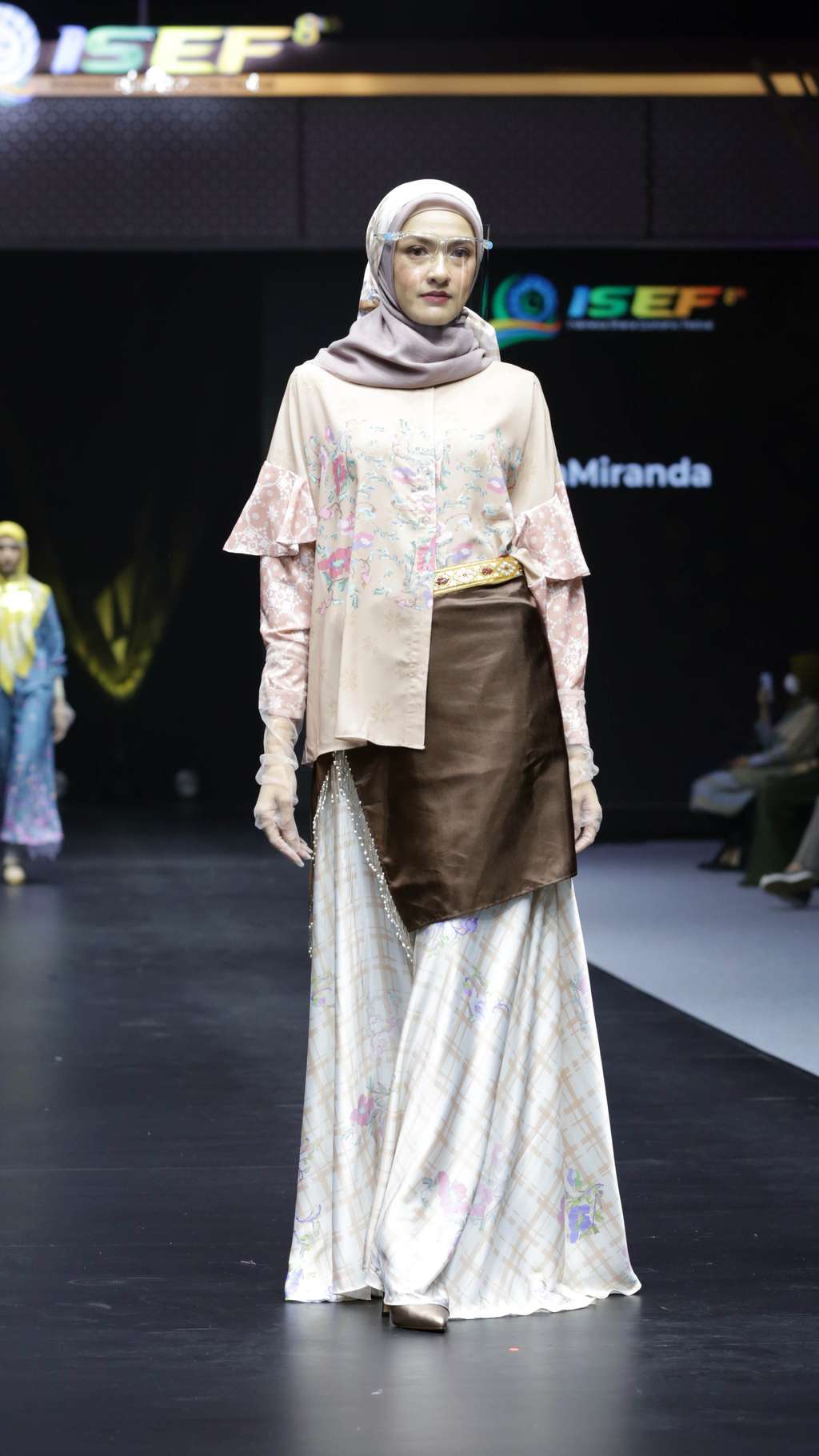 Keindahan Kain Tenun Sulawesi Selatan Jadi Inspirasi Ria Miranda di Koleksi Terbarunya