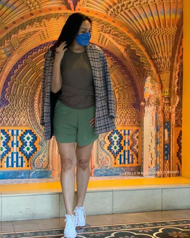 7 Potret Tata Cahyani Mantan Istri Tommy Soeharto Pamer Body Goals, Bak ABG di Usia 46 Tahun