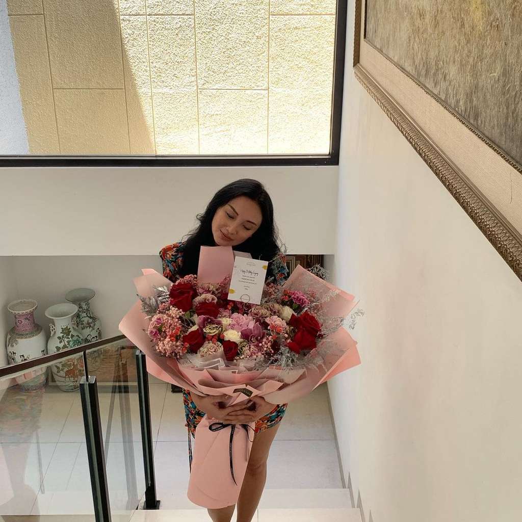 7 Potret Tata Cahyani Mantan Istri Tommy Soeharto Pamer Body Goals, Bak ABG di Usia 46 Tahun