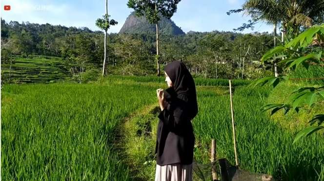 7 Potret Gadis Sunda Cantik Main di Sawah, Parasnya Bikin Pria Terhipnotis!