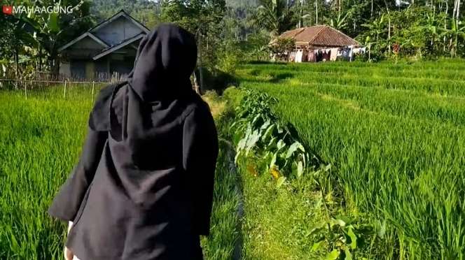 7 Potret Gadis Sunda Cantik Main di Sawah, Parasnya Bikin Pria Terhipnotis!