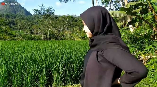 7 Potret Gadis Sunda Cantik Main di Sawah, Parasnya Bikin Pria Terhipnotis!