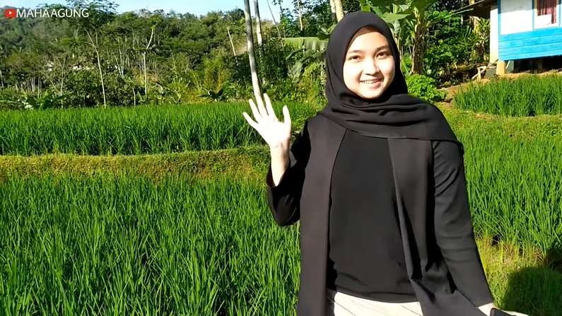 7 Potret Gadis Sunda Cantik Main di Sawah, Parasnya Bikin Pria Terhipnotis!