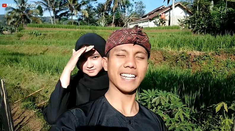 7 Potret Gadis Sunda Cantik Main di Sawah, Parasnya Bikin Pria Terhipnotis!
