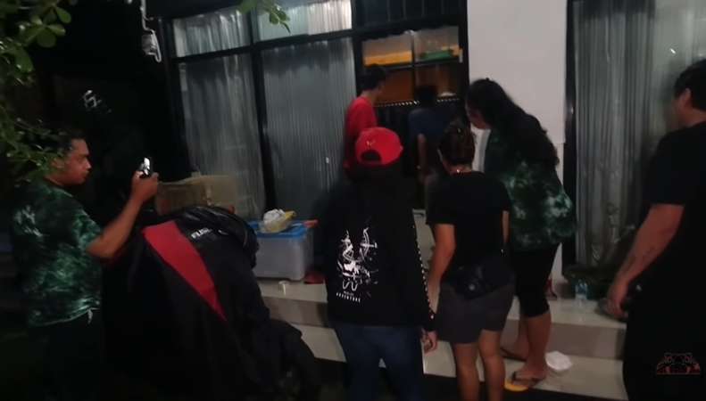 6 Potret Ngerinya Ular King Kobra 'Garaga' Panji Petualang Lepas dari Kandang, Semua Kru Panik!