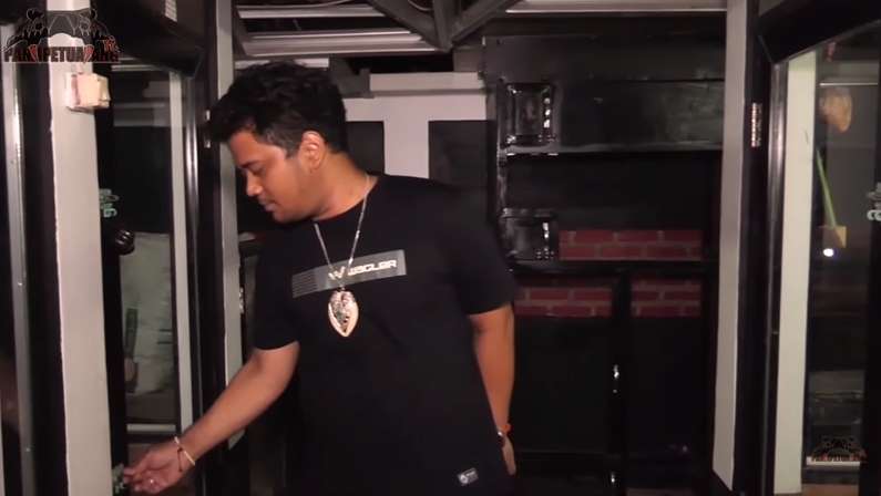 6 Potret Ngerinya Ular King Kobra 'Garaga' Panji Petualang Lepas dari Kandang, Semua Kru Panik!