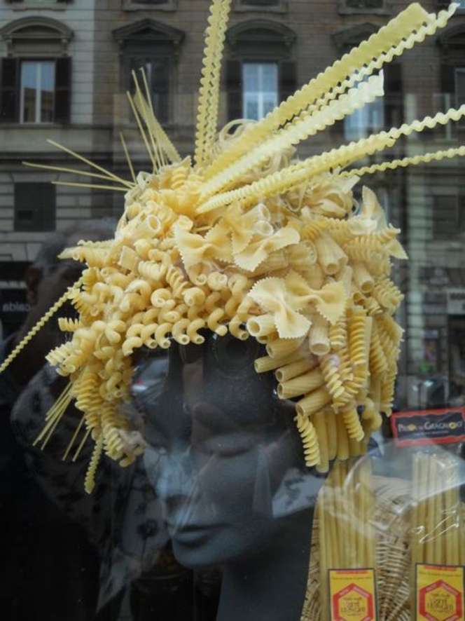 10 Gambar Absurd Ini Sukses Bikin Geleng-Geleng Kepala, Kelewat Kreatif!