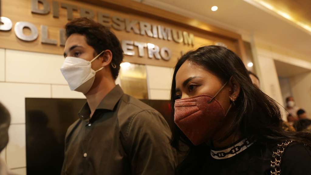 FOTO: Gaya Rachel Vennya Saat Diperiksa Polisi, Jinjing Tas Ratusan Juta