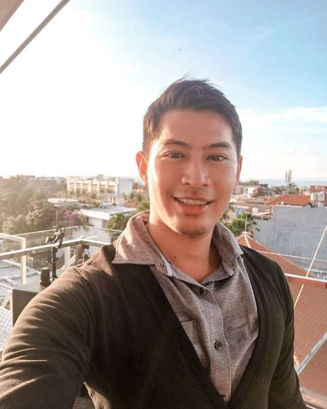 7 Potret Gantengnya Pacar Baru Rohimah Mantan Istri Kiwil, Berondong Macho Abis!