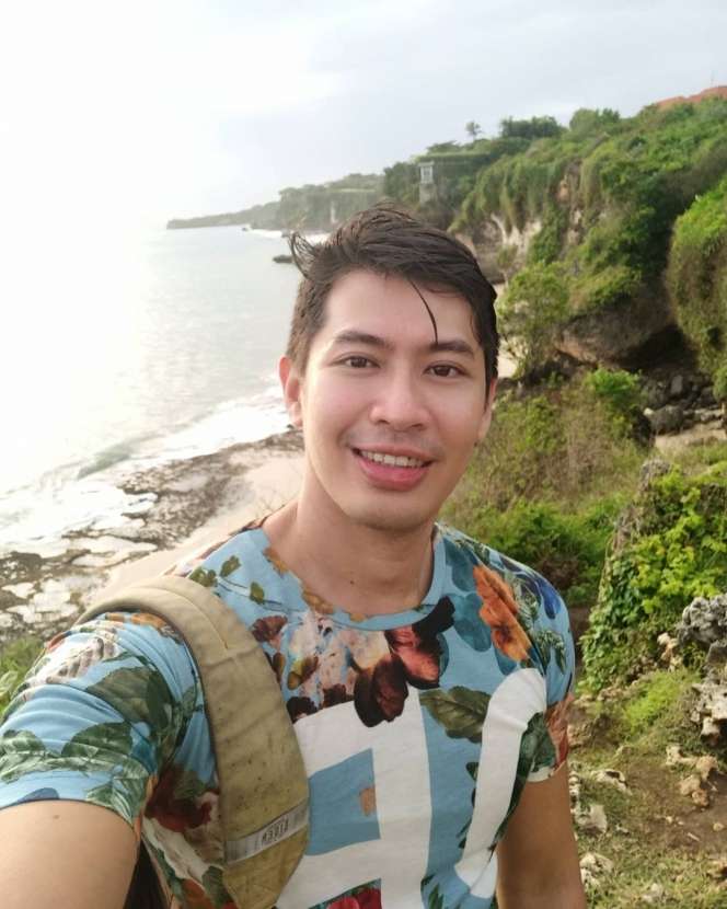 7 Potret Gantengnya Pacar Baru Rohimah Mantan Istri Kiwil, Berondong Macho Abis!