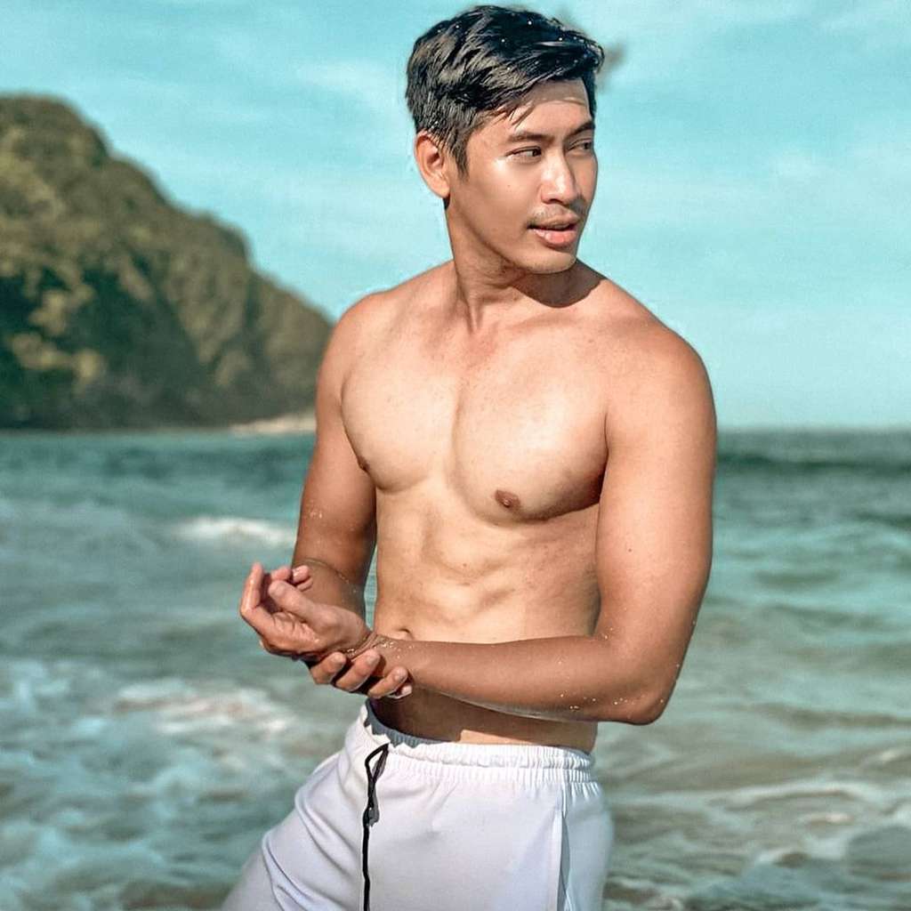 7 Potret Gantengnya Pacar Baru Rohimah Mantan Istri Kiwil, Berondong Macho Abis!