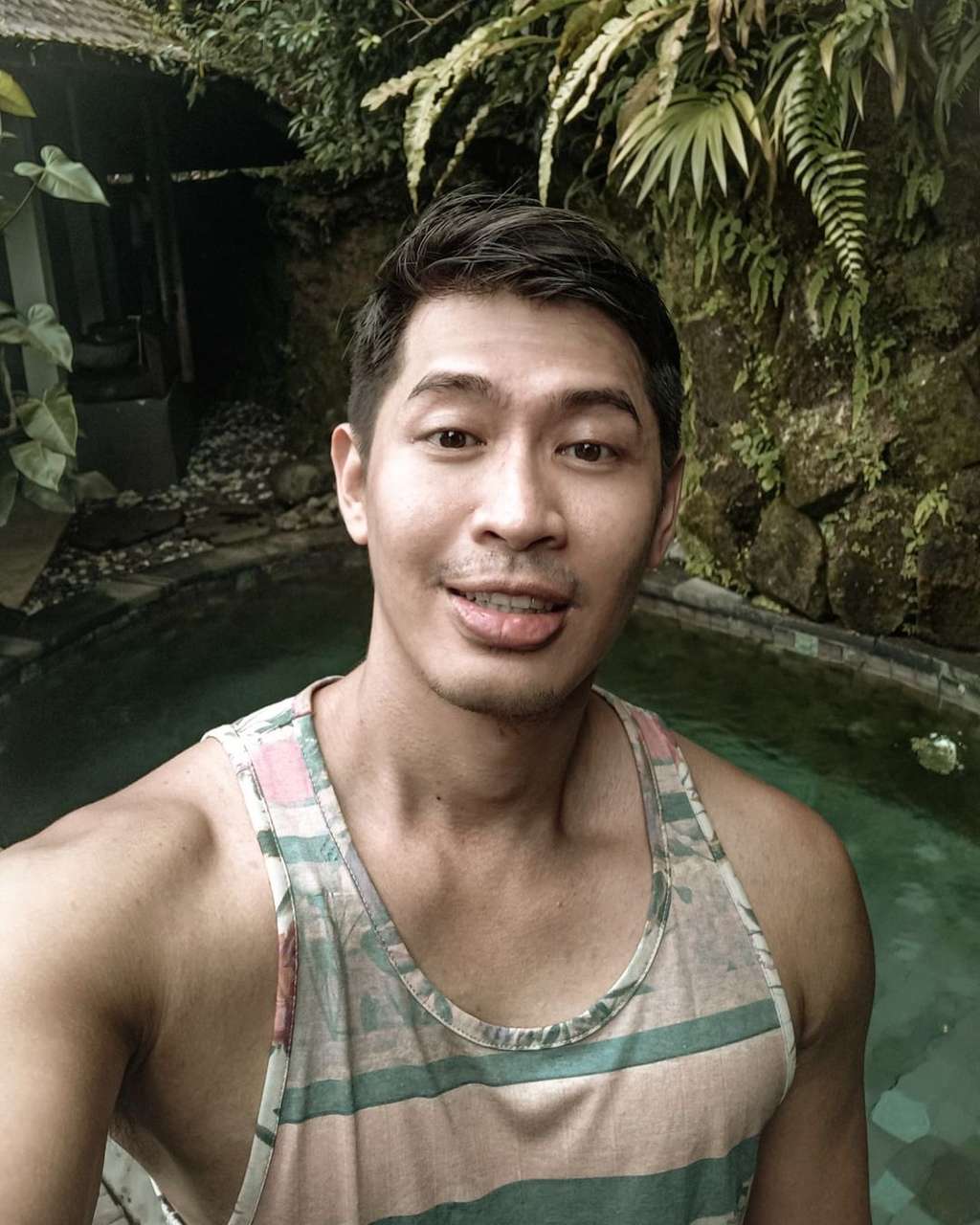 7 Potret Gantengnya Pacar Baru Rohimah Mantan Istri Kiwil, Berondong Macho Abis!
