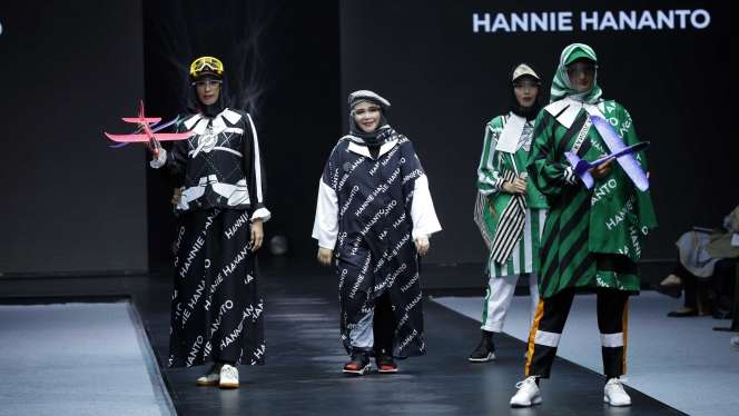 Koleksi Terbaru Hannie Hananto, Tuangkan Sindiran Sosial Lewat Busana