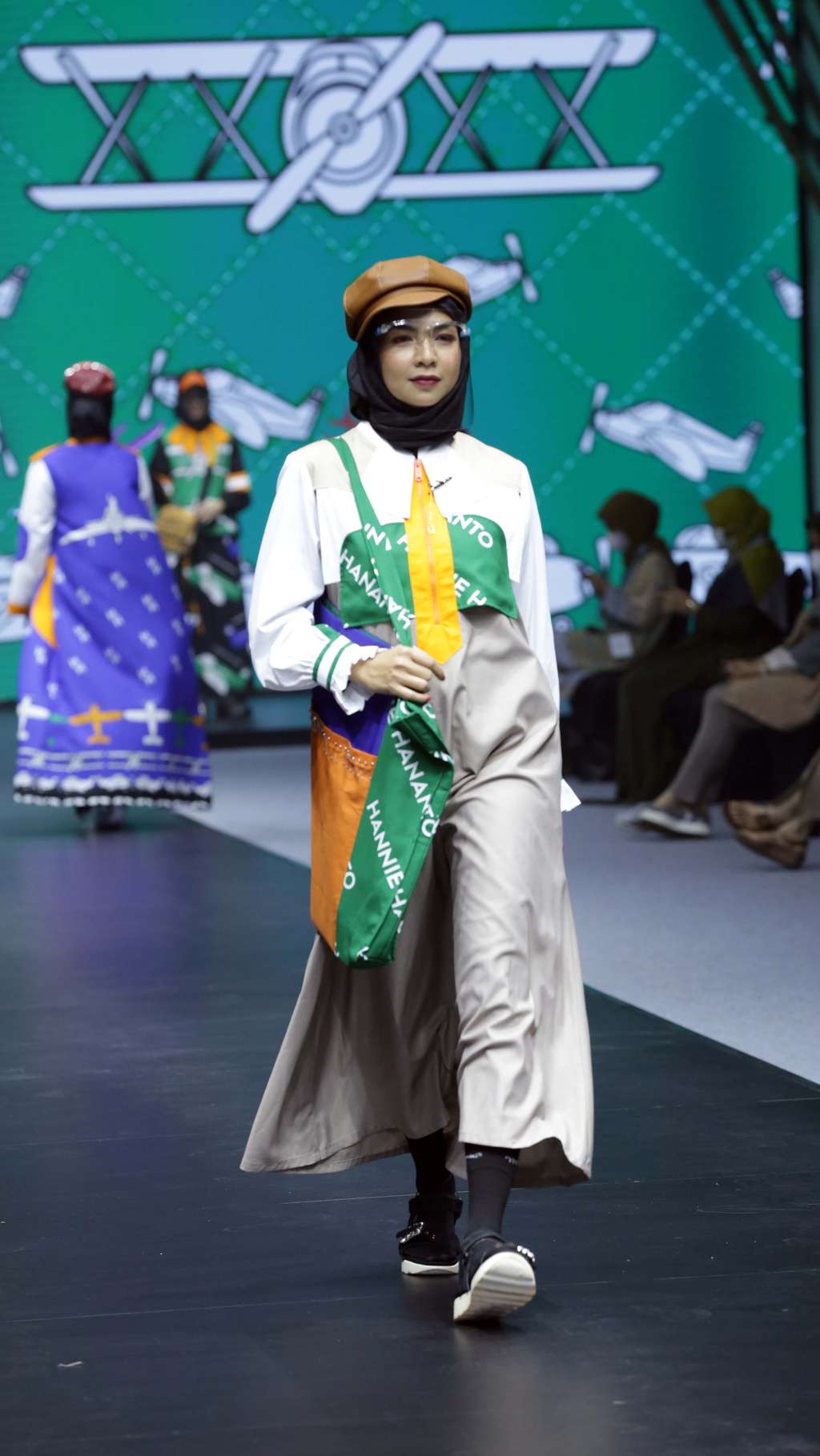Koleksi Terbaru Hannie Hananto, Tuangkan Sindiran Sosial Lewat Busana