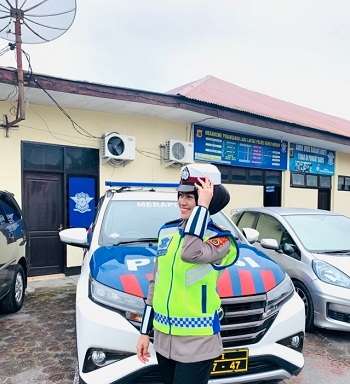 Dimutasi Tak Lagi Jadi Reserse Narkoba, Ini Potret Cantik Briptu Ika Wulandari Berseragam Sat Lantas