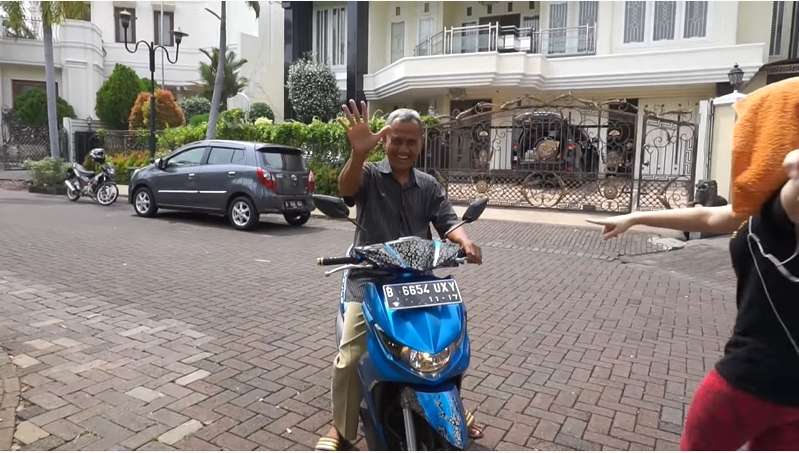 11 Foto Mewahnya Rumah Tina Toon yang Kini Jadi Anggota Dewan, Wow Seperti Istana!