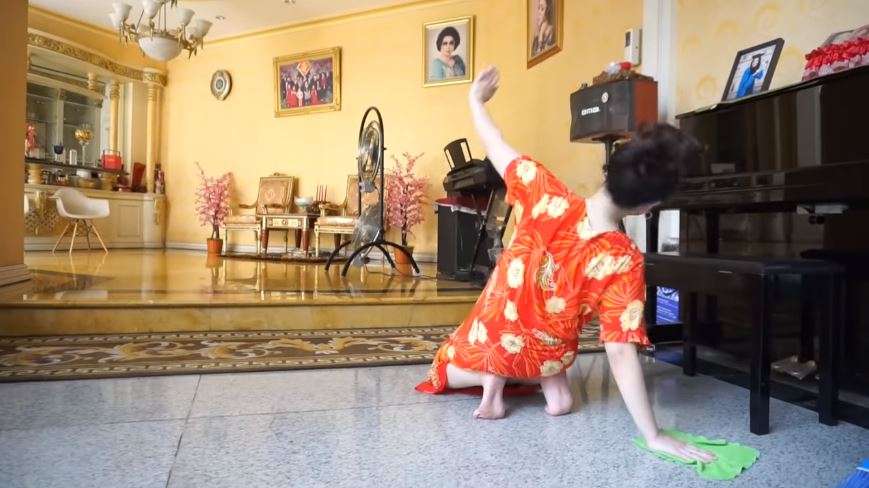 11 Foto Mewahnya Rumah Tina Toon yang Kini Jadi Anggota Dewan, Wow Seperti Istana!
