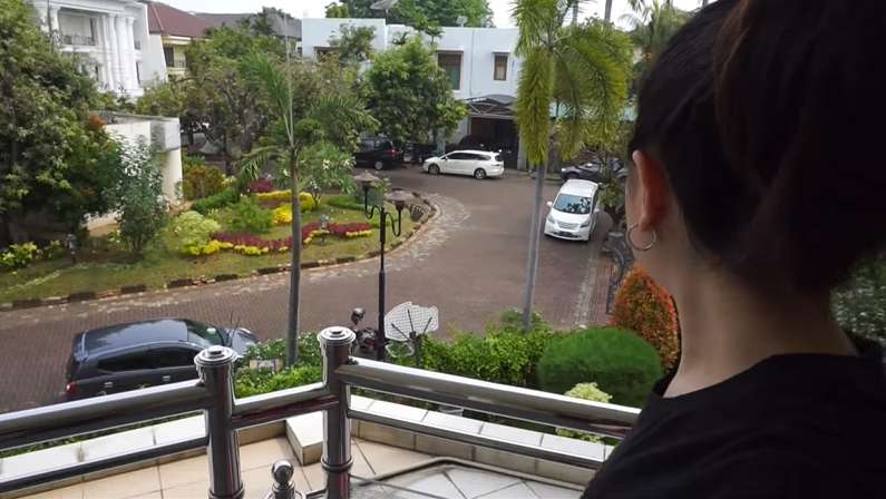 11 Foto Mewahnya Rumah Tina Toon yang Kini Jadi Anggota Dewan, Wow Seperti Istana!