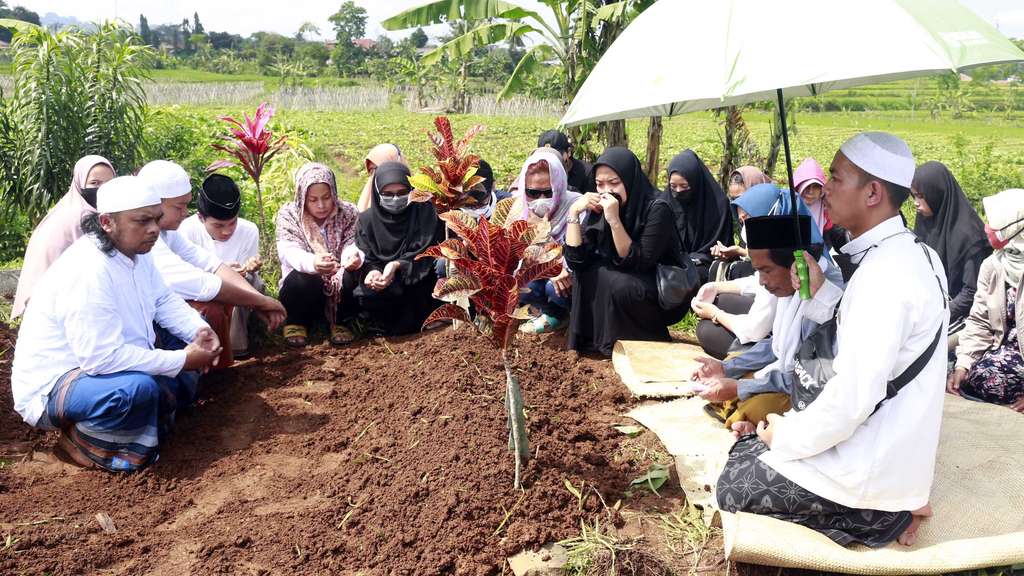 Tangis di Pusara Hanna Kirana