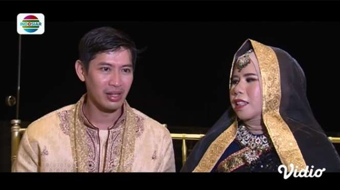Momen Romantis Rohimah Kondangan Bareng Pacar Berondong, Ekspresi Kiwil Disorot!