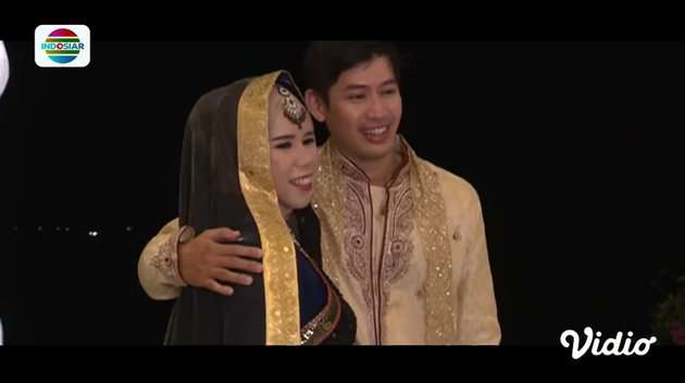 Momen Romantis Rohimah Kondangan Bareng Pacar Berondong, Ekspresi Kiwil Disorot!