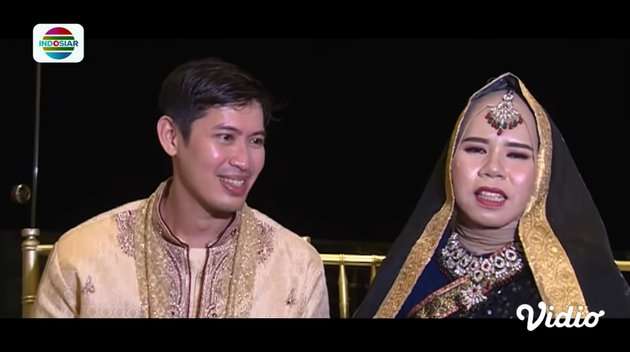 Momen Romantis Rohimah Kondangan Bareng Pacar Berondong, Ekspresi Kiwil Disorot!