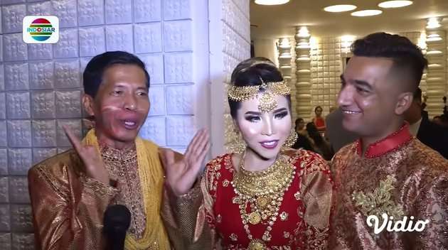 Momen Romantis Rohimah Kondangan Bareng Pacar Berondong, Ekspresi Kiwil Disorot!