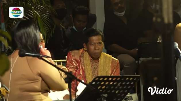 Momen Romantis Rohimah Kondangan Bareng Pacar Berondong, Ekspresi Kiwil Disorot!