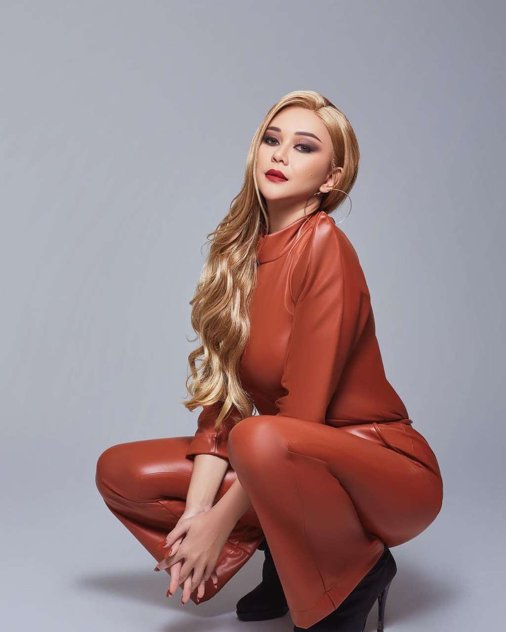 10 Potret Aura Kasih Pamerkan Bodygoals, Syok Fotonya Disimpan 10 Ribu Orang!