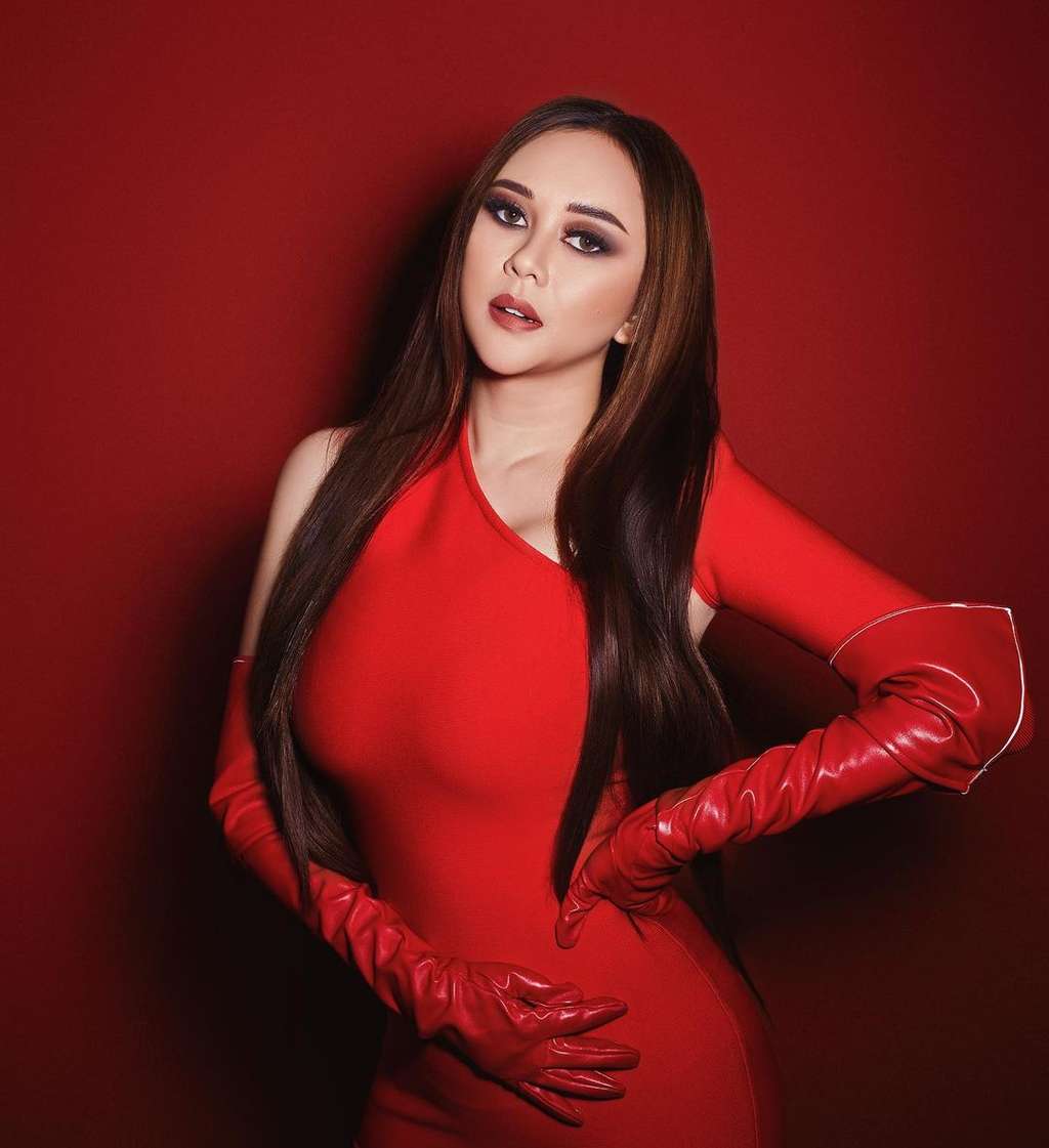 10 Potret Aura Kasih Pamerkan Bodygoals, Syok Fotonya Disimpan 10 Ribu Orang!