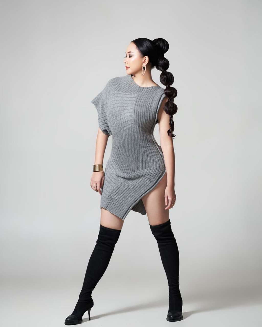 10 Potret Aura Kasih Pamerkan Bodygoals, Syok Fotonya Disimpan 10 Ribu Orang!