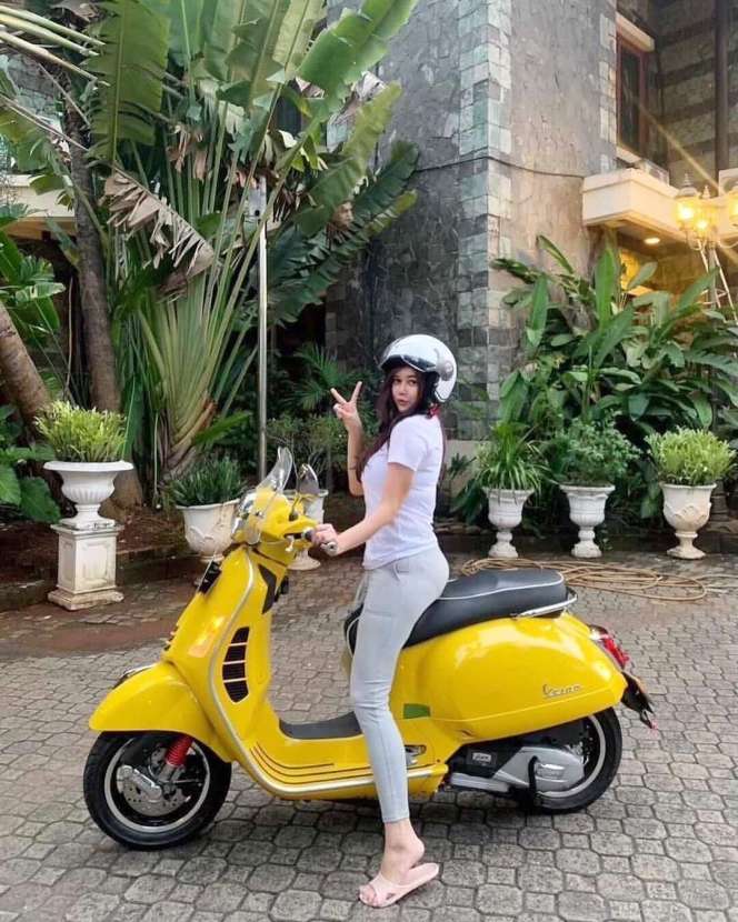 10 Potret Aura Kasih Pamerkan Bodygoals, Syok Fotonya Disimpan 10 Ribu Orang!
