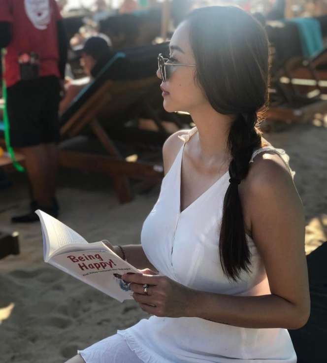 10 Potret Aura Kasih Pamerkan Bodygoals, Syok Fotonya Disimpan 10 Ribu Orang!