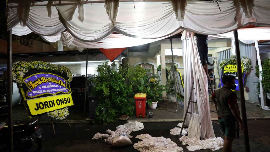 FOTO Suasana Rumah Duka Vanessa Angel: Menunggu Jenazah, Ramai Kedatangan Pelayat
