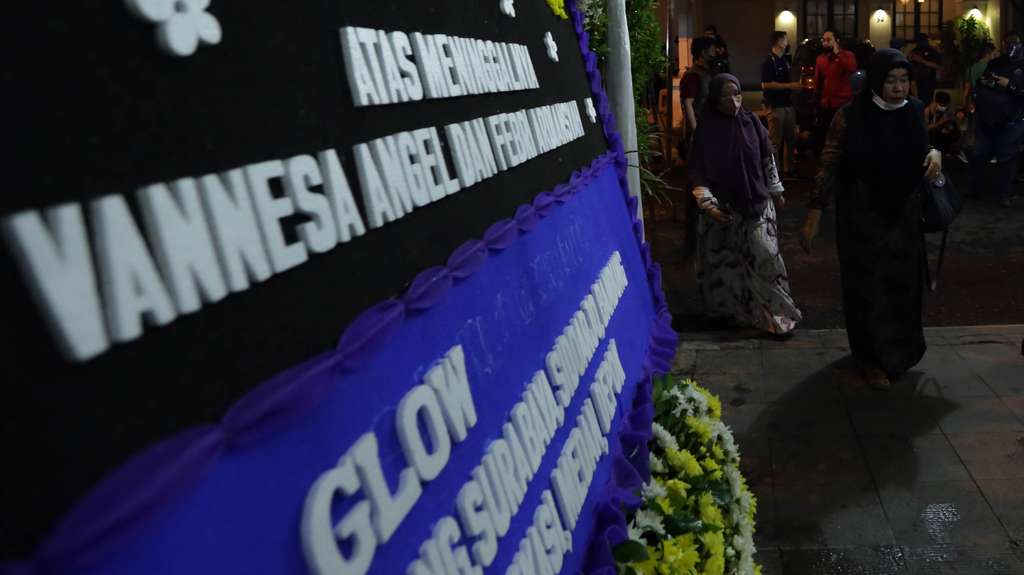 FOTO Suasana Rumah Duka Vanessa Angel: Menunggu Jenazah, Ramai Kedatangan Pelayat