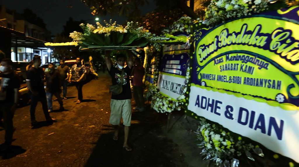 FOTO Suasana Rumah Duka Vanessa Angel: Menunggu Jenazah, Ramai Kedatangan Pelayat