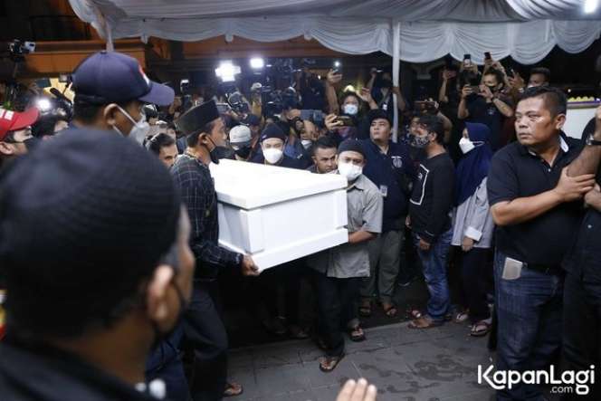 8 Foto Kedatangan Jenazah Vanessa Angel dan Suami di Rumah Duka, Disambut Isak Tangis!